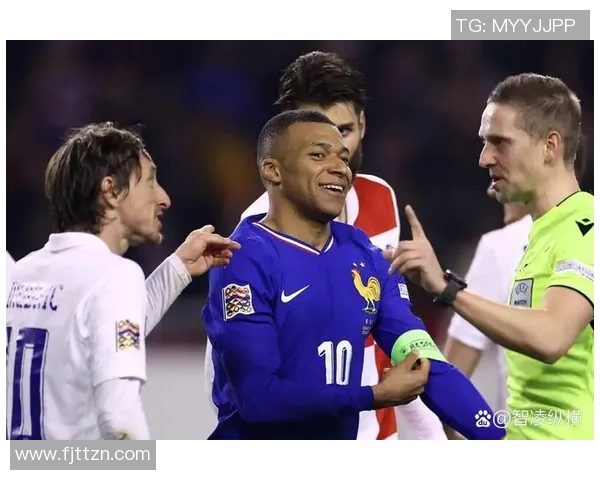 足球明星在比赛中倒地后奋力起身的精彩瞬间展现了他们不屈不挠的竞技精神 足球明星在比赛中倒地后奋力起身的精彩瞬间展现了他们不屈不挠的竞技精神