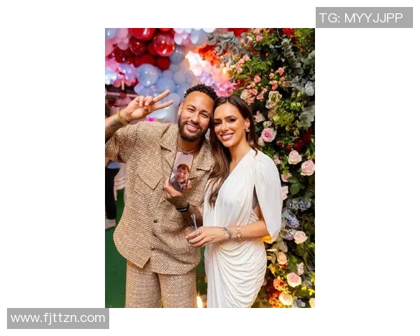 足球明星马内与妻子甜蜜合影曝光引发网友热议和羡慕