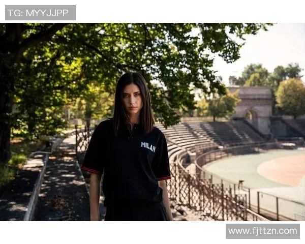 足球明星展现运动魅力穿着时尚运动服引领潮流风尚 足球明星展现运动魅力穿着时尚运动服引领潮流风尚