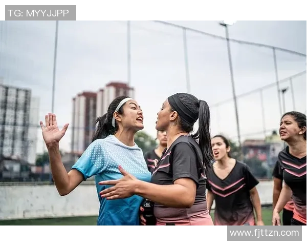 足球明星与观众激烈争吵引发热议赛场气氛紧张不已